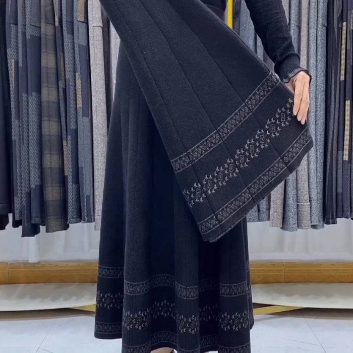 photo_5866381888875251827_y خرید دامن بافت گلدوخت شده - تصویر 4