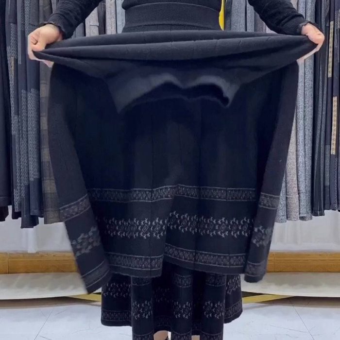 photo_5866381888875251829_y خرید دامن بافت گلدوخت شده - تصویر 3