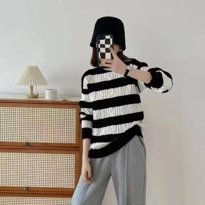 225429f7-9a79-4592-b6fc-92b088861a0e خرید شومیز بافت راه راه فشن - تصویر 3